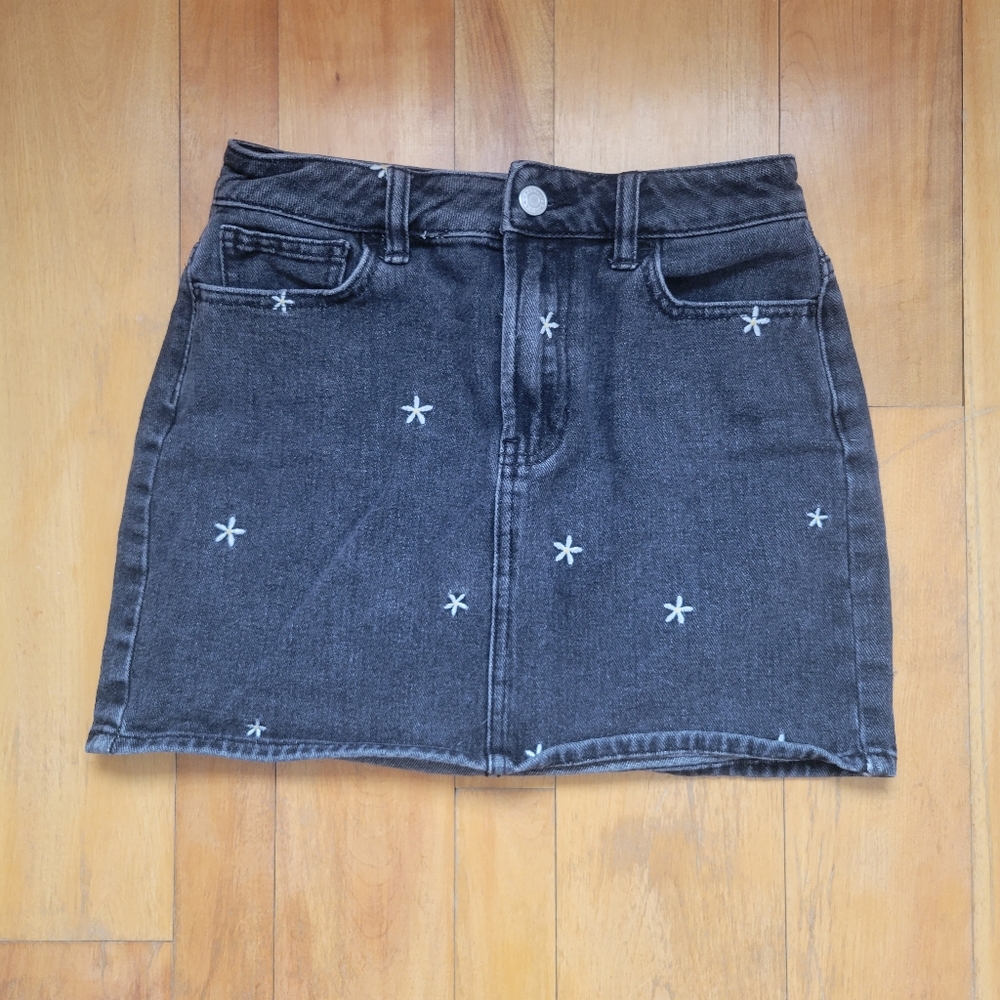 Pacsun Daisy embroidered black denim mini skirt size 24